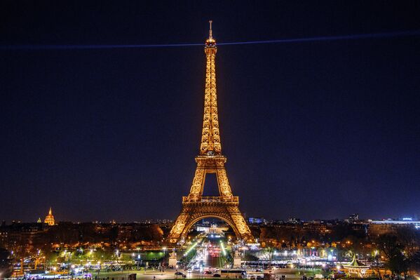 Эйфелева башня в Париже 