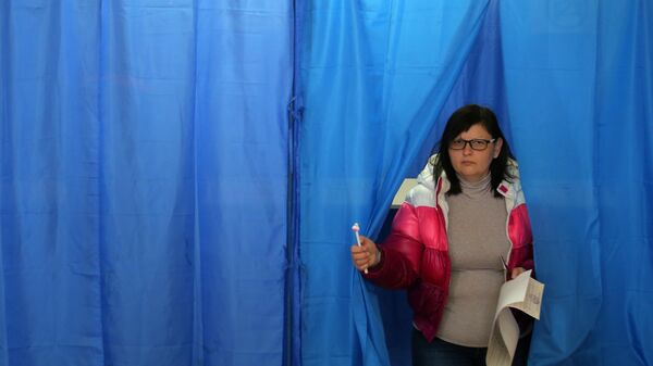 Женщина во время голосования на выборах президента Украины на одном из избирательных участков Киева