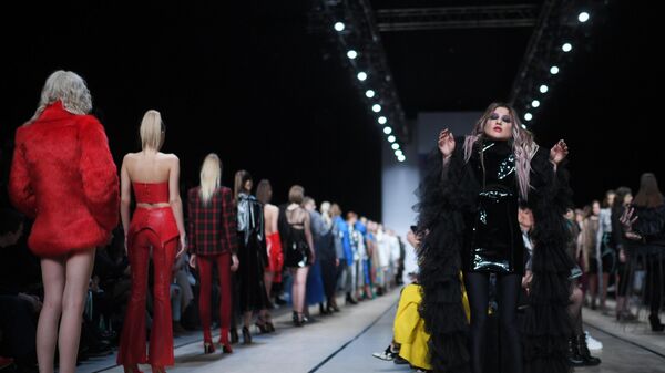 Певица Линда во время показа одежды бренда Holy MHPI в рамках Mercedes-Benz Fashion Week Russia в Центральном выставочном зале Манеж в Москве