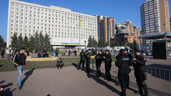 Сотрудники полиции у здания ЦИК Украины в Киеве во время президентских выборов