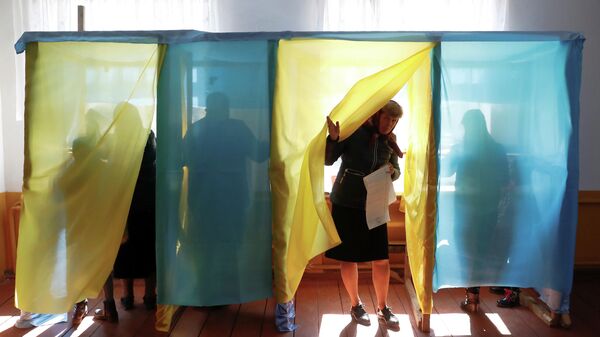Избирательный участок во время президентских выборов в селе Космач Ивано-Франковской области, Украина