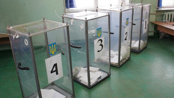Урны с бюллетенями жителей, проголосовавших на выборах президента Украины