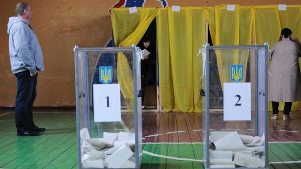 Жители голосуют на президентских выборах на избирательном участке в Донецкой области