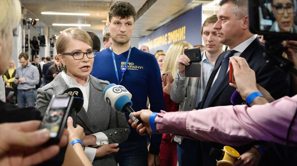 Кандидат в президенты Украины Юлия Тимошенко общается с журналистами после пресс-конференции в штабе партии Батькивщина в Киеве