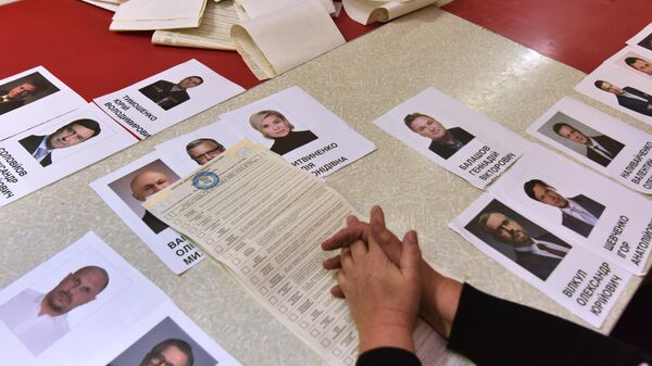 Подсчет бюллетеней на избирательных участках во время выборов президента Украины