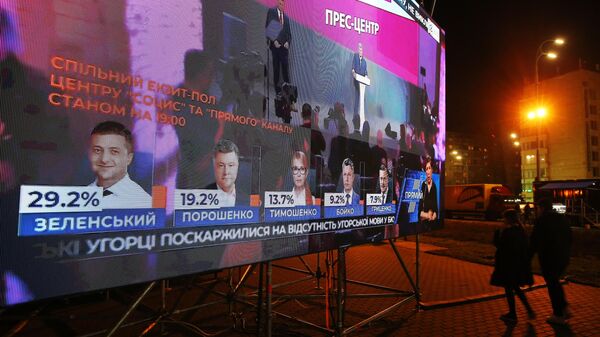 Табло у здания ЦИК Украины с предварительными данными по голосованию жителей на выборах президента 