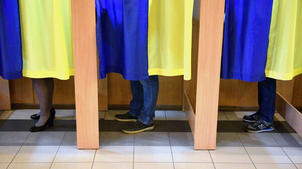 Люди во время голосования на выборах президента Украины