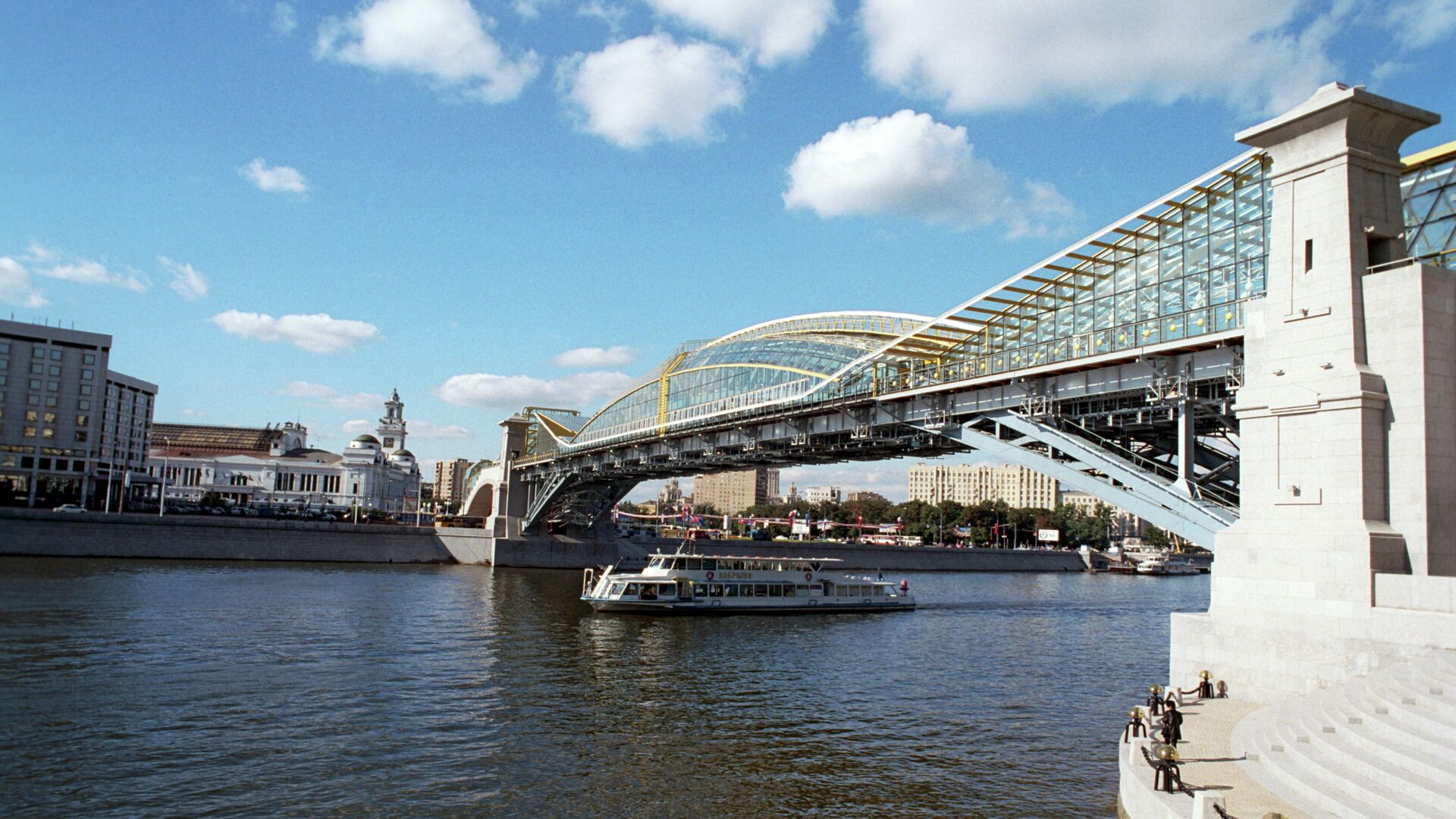 Киевский пешеходный мост(мост Богдана Хмельницкого), открытый 2 сентября 2001 года, соединил площадь Киевского вокзала и улицу Плющиху - РИА Новости, 1920, 30.09.2020