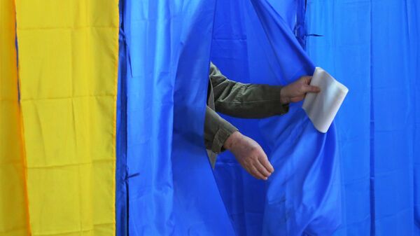 Мужчина во время голосования на выборах президента Украины на одном из избирательных участков Киева