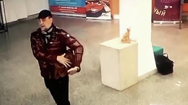 Стоп-кадр видеозаписи хищения статуэтки в Москве