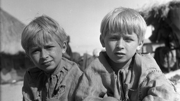 12-летние братья-близнецы Лех Качинский и Ярослав Качинский на съемочной площадке фильма О тех, кто украл Луну