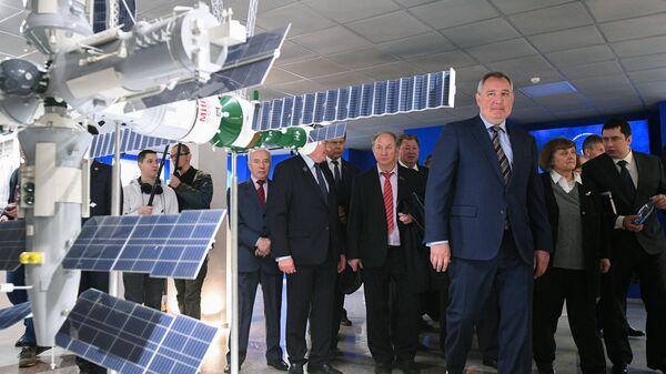 Генеральный директор госкорпорации Роскосмос Дмитрий Рогозин во время посещения космического центра имени М.В. Хруничева. 1 апреля 2019