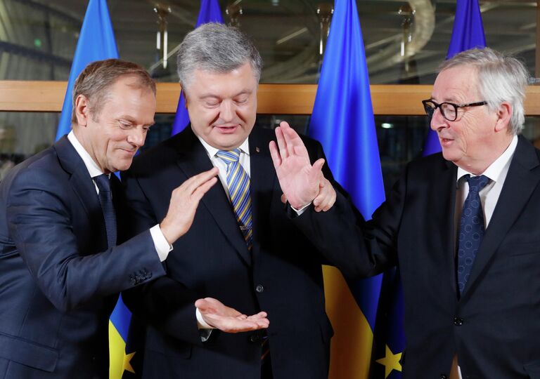 Президент Европейского совета Дональд Туск и президент Еврокомиссии Жан-Клод Юнкер приветствуют президента Украины Петра Порошенко в Брюсселе. 20 марта 2019 Президент Европейского совета Дональд Туск и президент Еврокомиссии Жан-Клод Юнкер приветствуют президента Украины Петра Порошенко в Брюсселе. 20 марта 2019