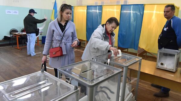 Жители города Львова на одном из избирательных участков