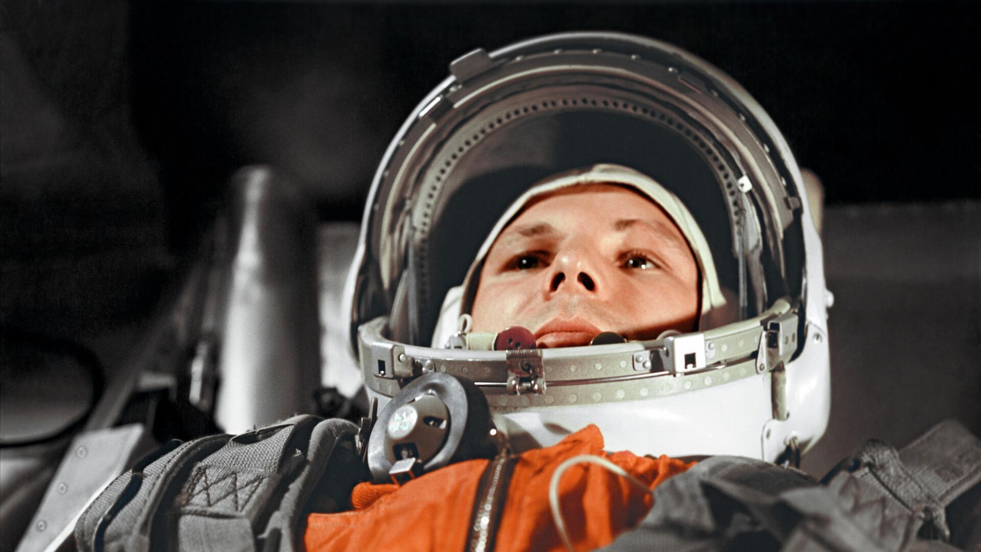 Юрий Гагарин в кабине космического корабля “Восток” перед полётом в космос 12 апреля 1961 года - РИА Новости, 1920, 12.04.2019