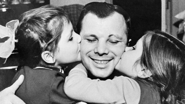 Юрий Гагарин с дочерьми Леной и Галей 