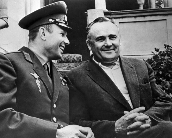 Академик Сергей Королев и космонавт Юрий Гагарин после первого в мире полета человека в космос на корабле Восток Академик Сергей Королев и космонавт Юрий Гагарин после первого в мире полета человека в космос на корабле Восток