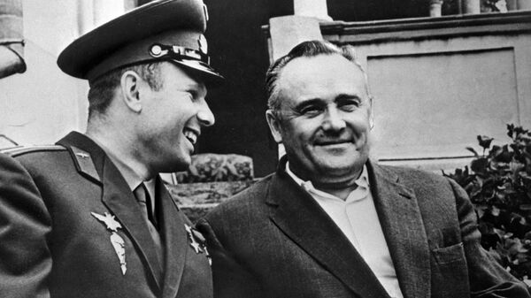 Академик Сергей Королев и космонавт Юрий Гагарин после первого в мире полета человека в космос на корабле Восток
