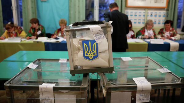 Подсчет бюллетеней на избирательном участке в Иваново-Франковской области Украины. 31 марта 2019