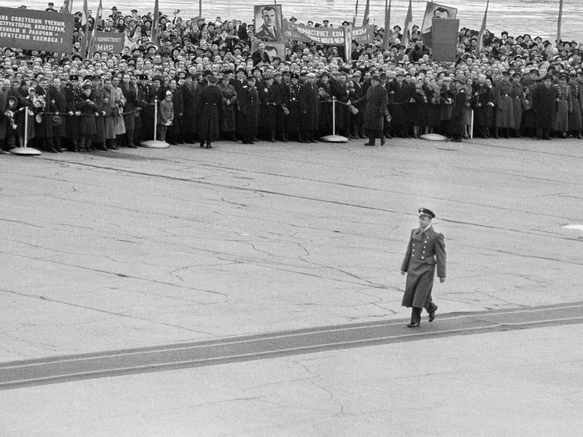 Встреча Гагарина в Москве 14 апреля 1961. Встреча Гагарина в Москве после полета 1961. Гагарин на красной площади 1961. Торжественная встреча первого Космонавта Юрия Гагарина. Москва гагарин с пересадками