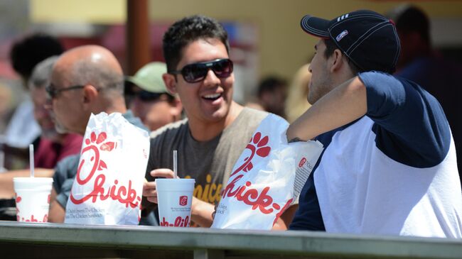 Посетители кафе Chick-fil-A в США 