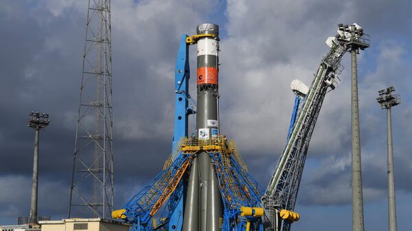 Установка ракеты-носителя Союз-СТ-Б с разгонным блоком Фрегат-МТ и четырьмя европейскими аппаратами O3b на стартовый стол космодрома Куру во Французской Гвиане. 1 апреля 2019