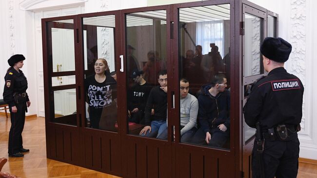 Обвиняемые по делу об организации теракта в петербургском метро 3 апреля 2017 года на заседании суда в Санкт-Петербурге. 2 апреля 2019