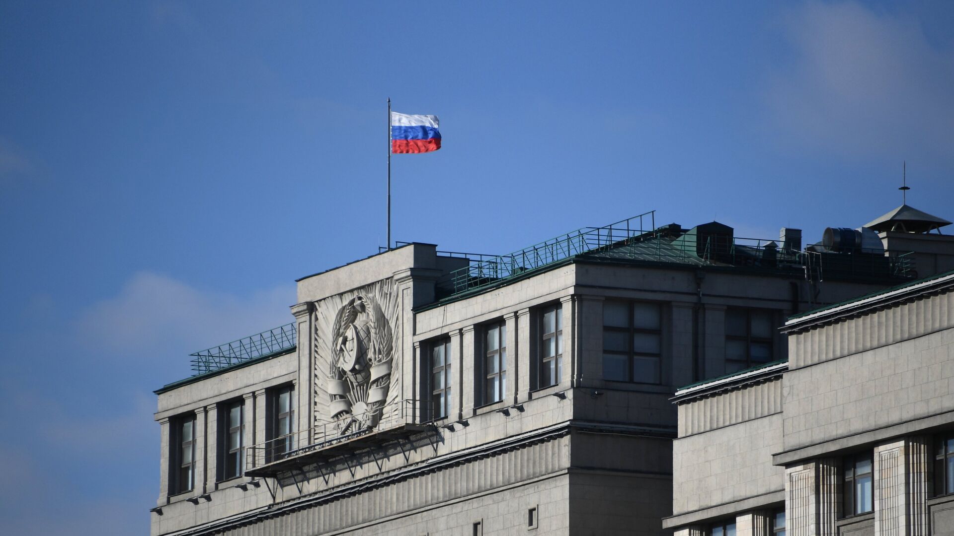 Флаг на здании Государственной Думы РФ  - РИА Новости, 1920, 11.04.2022