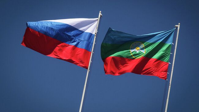 Флаги России и Карачаево-Черкесской Республики в Черкесске Флаги России и Карачаево-Черкесской Республики в Черкесске
