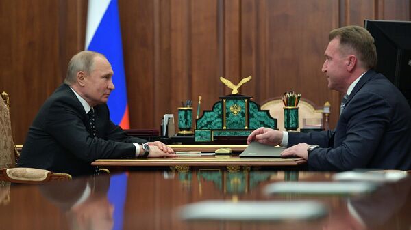 Владимир Путин и председатель государственной корпорации Банк развития и внешнеэкономической деятельности Игорь Шувалов во время встречи. 2 апреля 2019