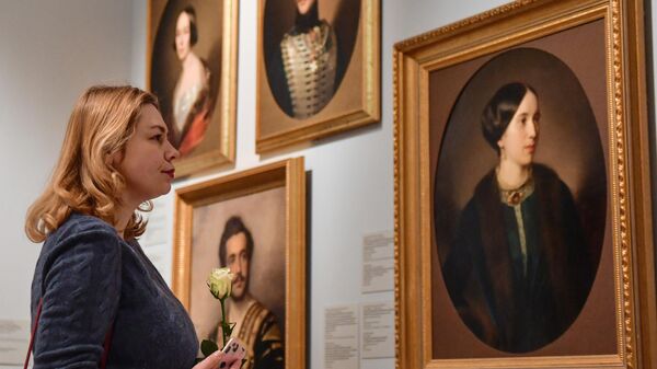 Посетитель на выставке Аристократический портрет в России XVIII – начала XX века в Историческом музее
