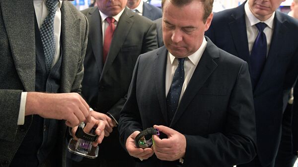 Председатель правительства РФ Дмитрий Медведев во время посещения стенда компании Эр Телеком Холдинг в Перми