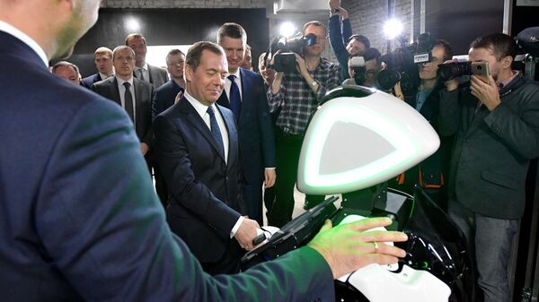 Председатель правительства РФ Дмитрий Медведев во время посещения стенда компании Promobot на территории технопарка Morion Digital в Перми