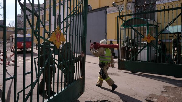 Въездные ворота у здания Военно-космической академии имени А. Ф. Можайского в Санкт-Петербурге, где произошел взрыв