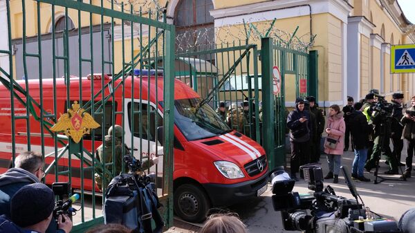 Автомобиль МЧС РФ у здания Военно-космической академии имени А. Ф. Можайского в Санкт-Петербурге, где произошел взрыв