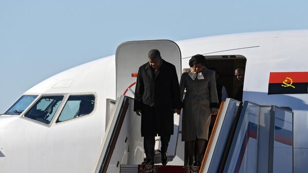 Президент Анголы Жоау Мануэл Гонсалвеш Лоуренсу, прибывший в Москву с официальным визитом, во время церемонии встречи в аэропорту Внуково-2. 2 апреля 2019