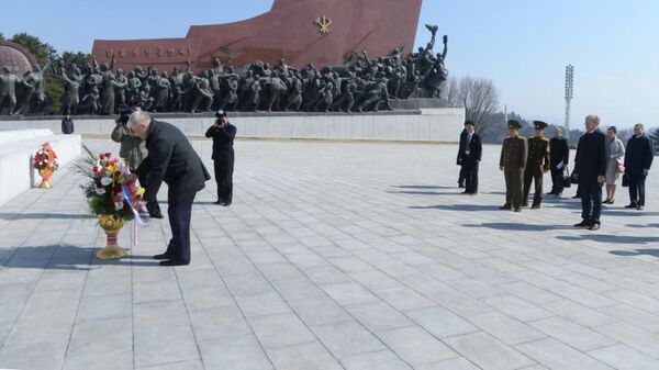 Глава МВД РФ Владимир Колокольцев возложил венок к памятнику руководителям КНДР Ким Ир Сену и Ким Чен Иру в Пхеньяне. 2 апреля 2019