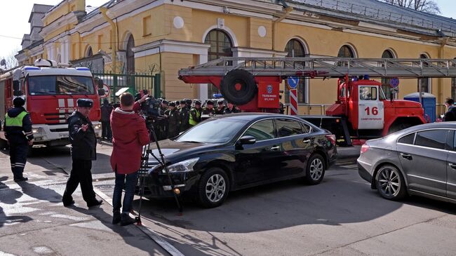 Автомобили пожарной службы у здания Военно-космической академии им. А.Ф. Можайского в Санкт-Петербурге, где произошел взрыв