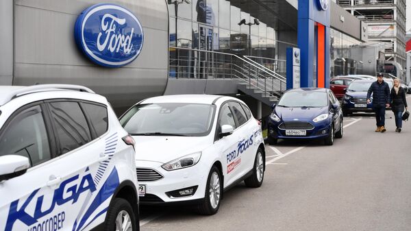 Логотип американской автомобилестроительной компании Ford в автосалоне