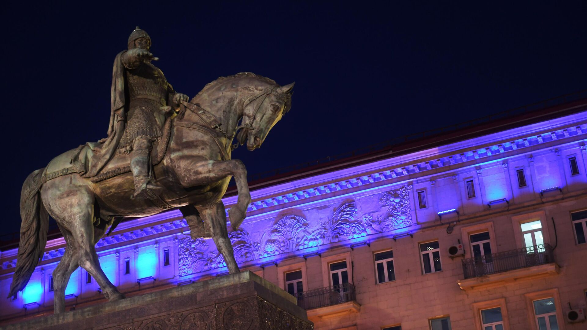 Здание в Москве, подсвеченное синим цветом в рамках международной акции Зажги синим - РИА Новости, 1920, 25.12.2023