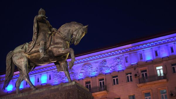 Здание в Москве, подсвеченное синим цветом в рамках международной акции Зажги синим