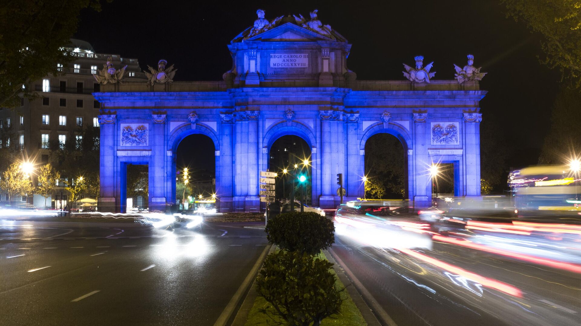Монумент Пуэрта-де-Алькала в Мадриде, подсвеченный синим цветом в рамках международной акции Зажги синим - РИА Новости, 1920, 03.04.2019