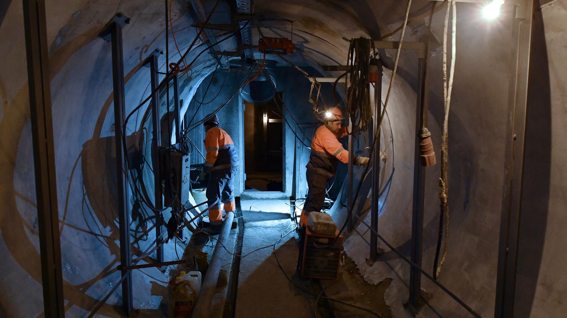 Рабочие проводят строительно-монтажные работы в тоннеле кабельного коллектора - РИА Новости, 1920, 26.01.2021