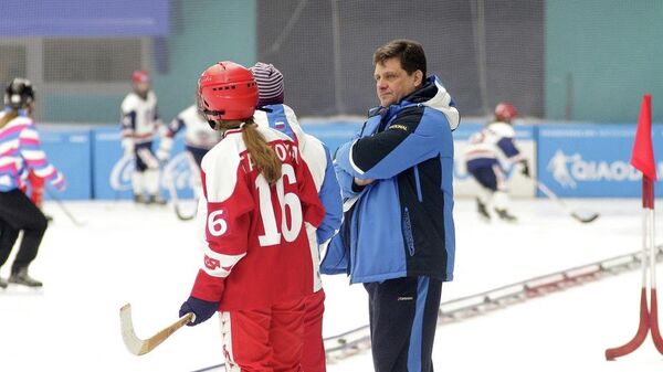 Главный тренер женской сборной России по хоккею с мячом Александр Межуев