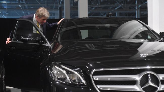 Дмитрий Песков осматривает продукцию завода по производству легковых автомобилей Mercedes-Benz. 3 апреля 2019