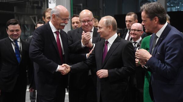 Президент РФ Владимир Путин принимает участие в церемонии открытия завода по производству легковых автомобилей Мерседес-Бенц. 3 апреля 2019