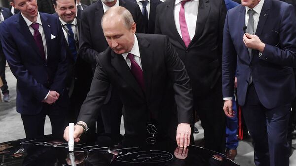 Президент РФ Владимир Путин принимает участие в церемонии открытия завода по производству легковых автомобилей Мерседес-Бенц. 3 апреля 2019