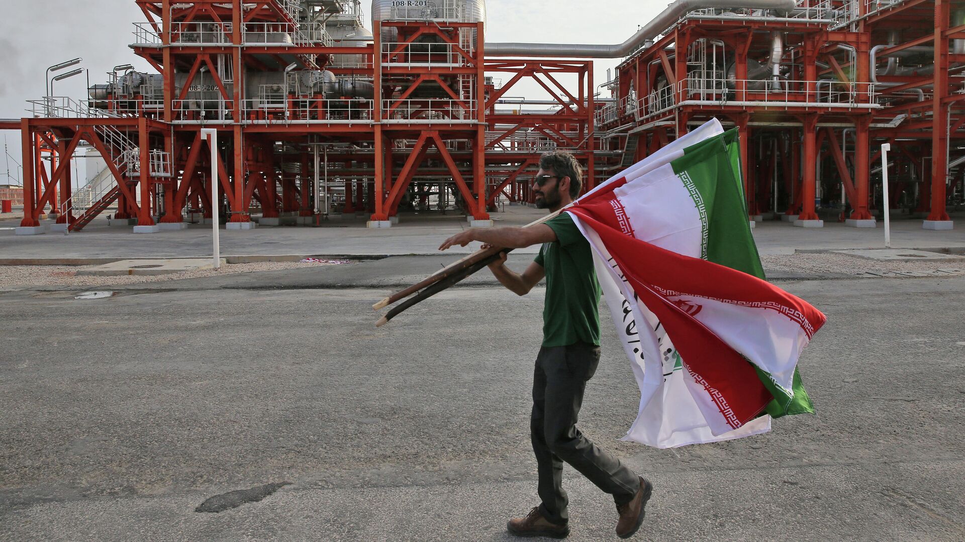 Мужчина с флагами Ирана на заводе по переработке природного газа - РИА Новости, 1920, 14.10.2022