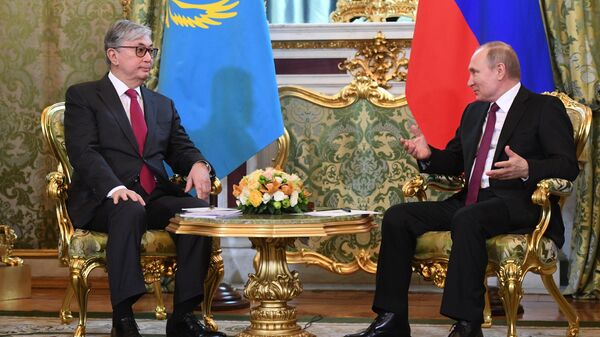 Президент РФ Владимир Путин и президент Казахстана Касым-Жомарт Токаев во время встречи