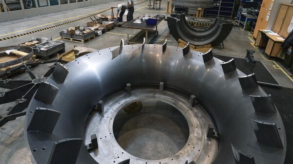 Рабочие ООО Сименс технологии газовых турбин в цехе по восстановлению лопаток газовых турбин